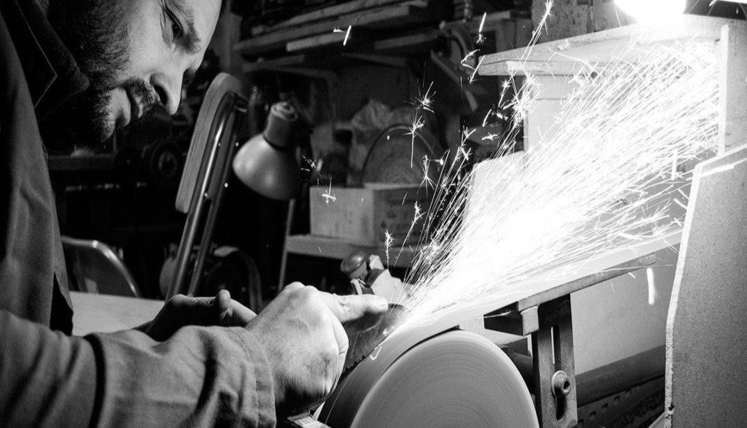 imagen del taller donde trabaja el artesano cuchillero Juan Luis Vergara, Albacete
